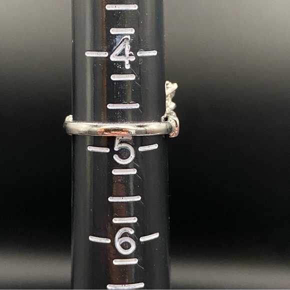 Vintage 18kt Rhodium Plated Tiered Cluster Ring with Clear Rhinestones - Picture 4 of 16